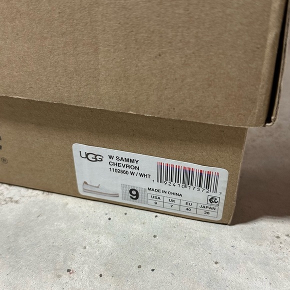 UGG Sammy Chevron Trainers Slip-On Slippers Sneakers White & Tan Size 9 - Picture 3 of 13